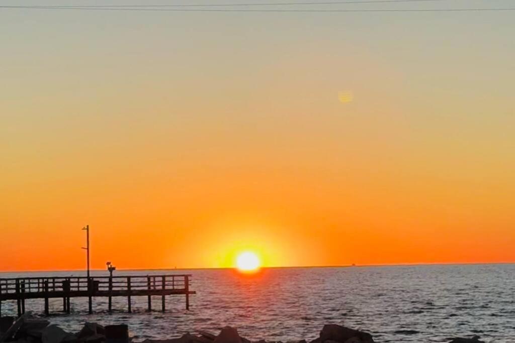 Pet Friendly Tranquil Cottage With Fire-Pit And Seasonal Hot Tub Sept-March Minutes To Beaches Dauphin Island Ngoại thất bức ảnh